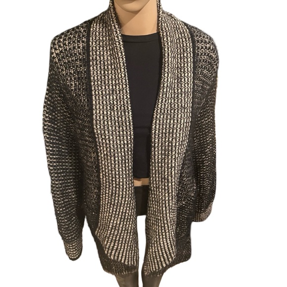 Beautiful Knit Cardigan 🍁 - Picture 5 of 11